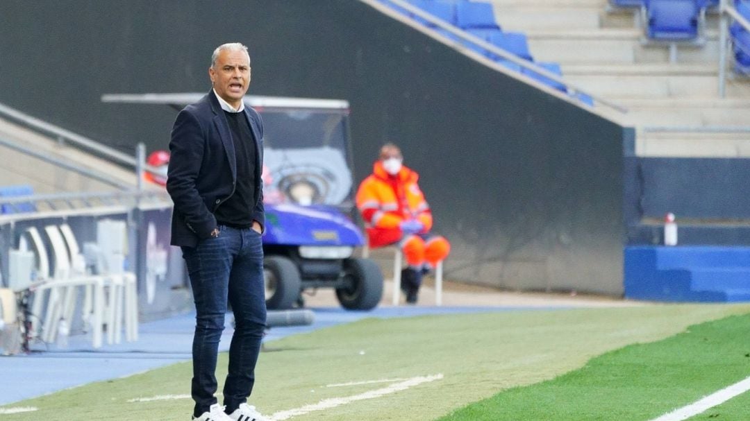 Sergio Pellicer, en la banda del estadio del Espanyol