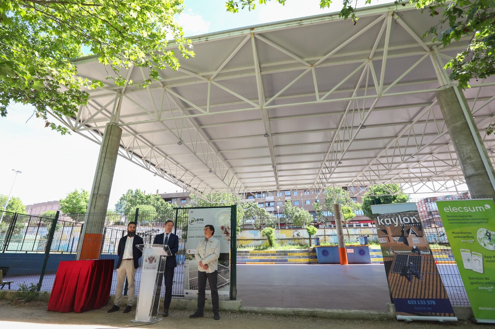 Acto de la firma del acta de replanteo de la instalación fotovoltaica sobre la cubierta de la pista de patinaje de la Escuela Central de Educación Física de Toledo