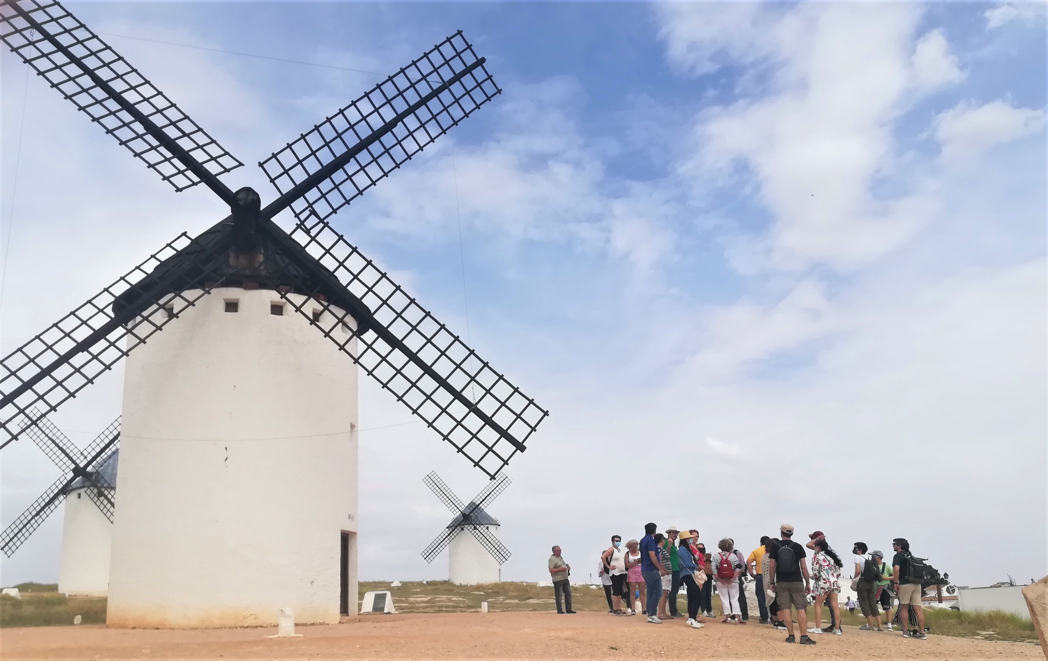 Grupo de viajeros del primer tren turístico de los molinos entre Madrid y Campo de Criptana