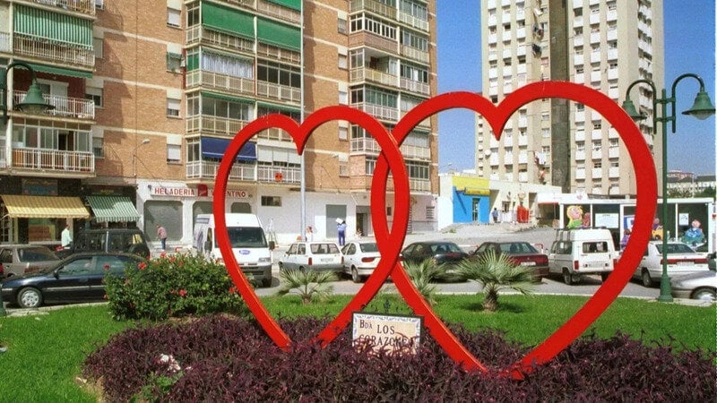 Escultura original de Los Corazones de Málaga