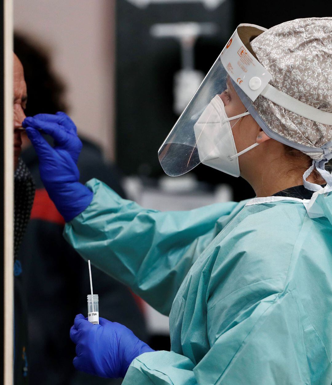 Una enfermera realiza una PCR