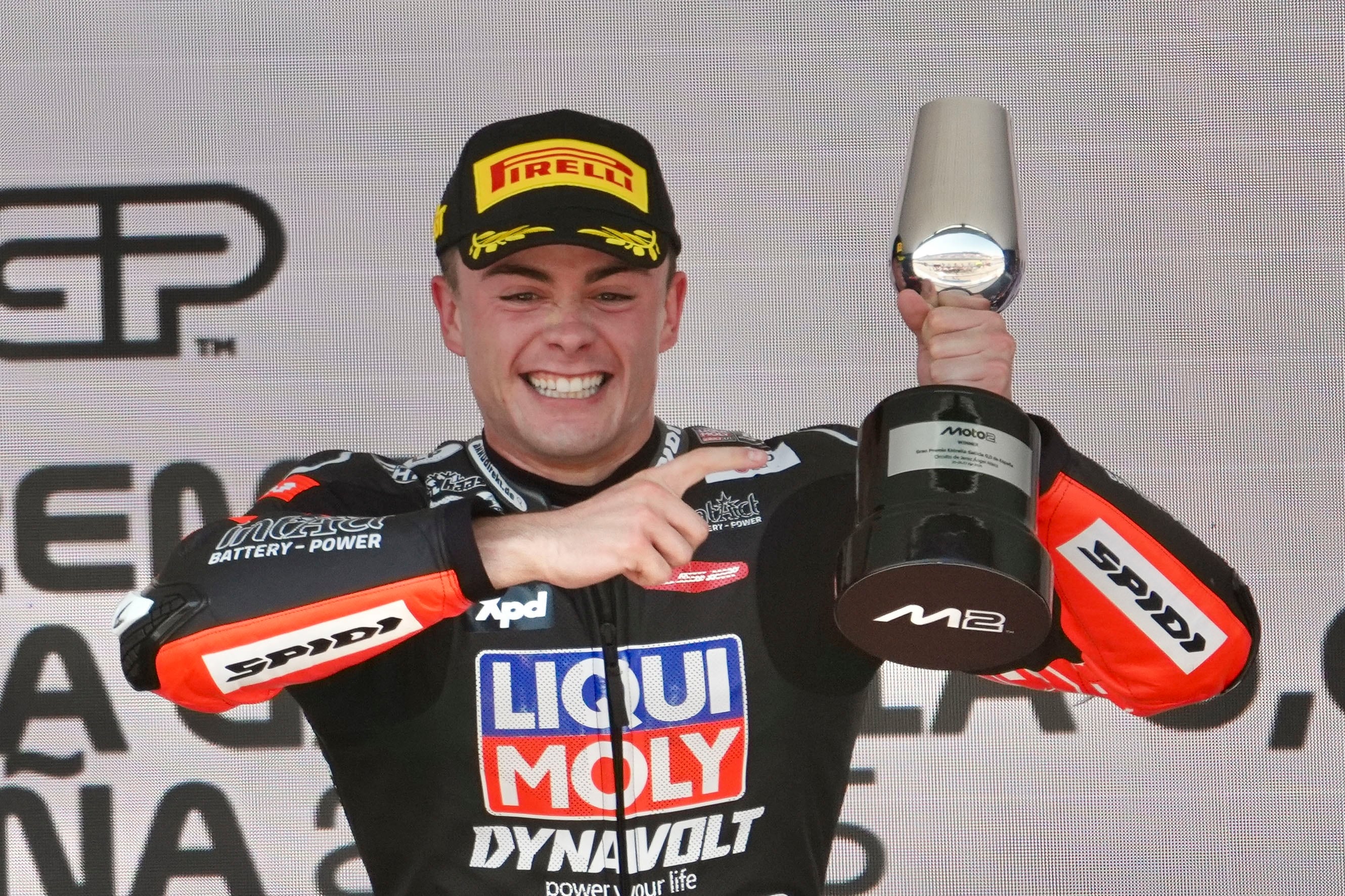 El piloto español Manuel González, celebra su victoria en la carrera de Moto2 del Gran Premio de España MotoGP 2025. EFE