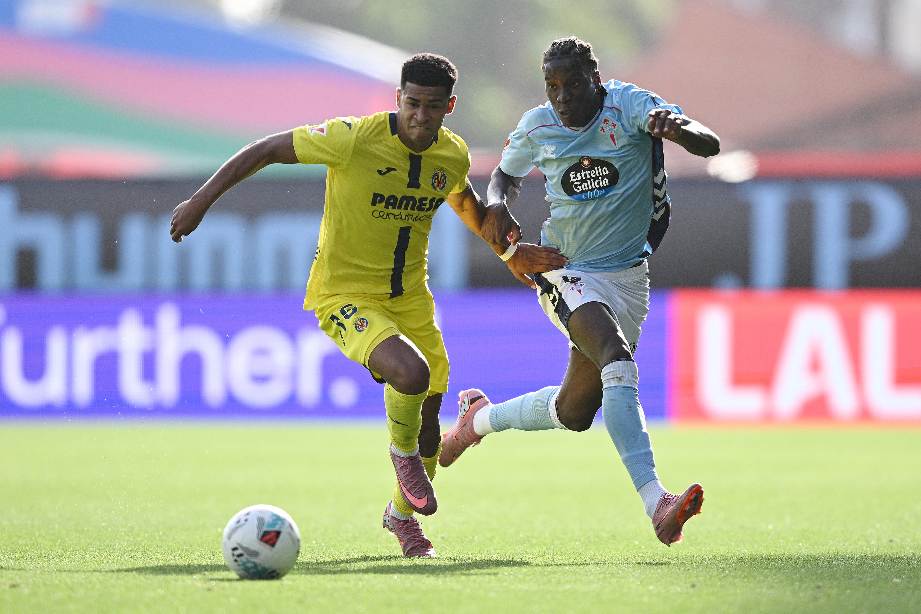 Ilaix Moruba y Santiago Mourino pelean por la posesión durante el Celta - Villarreal