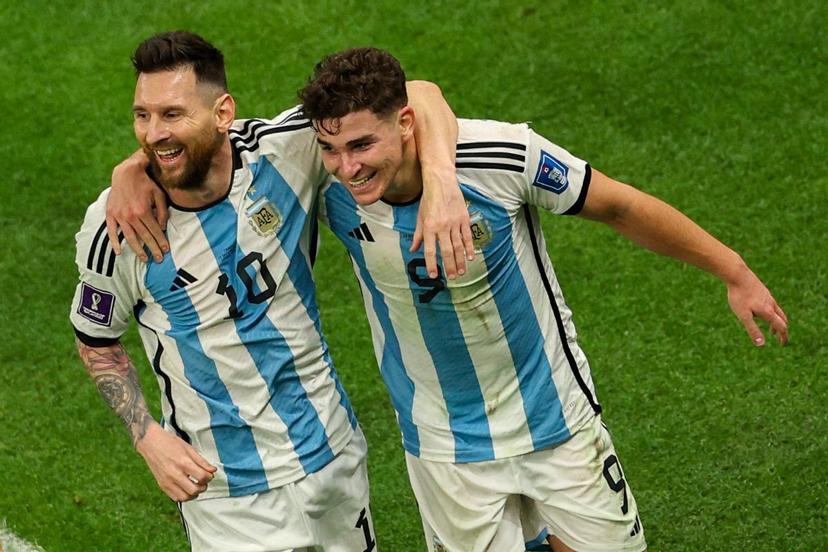 Leo Messi y Julián Álvarez peleará el domingo por ganar el Mundial.