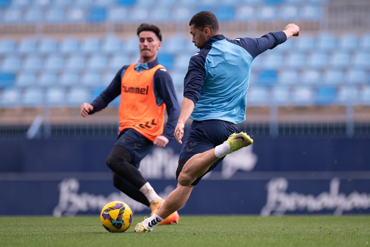 Yanis Rahmani intenta un disparo en un entrenamiento del Málaga