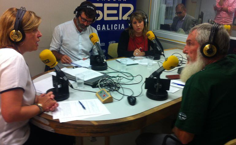 Los candidatos de PSdeG, Juan Diz Villoslada, En Marea, Carmen Santos, y BNG, Xosé Luis Rivas Mini, con Aida Pena en el estudio de Radio Galicia