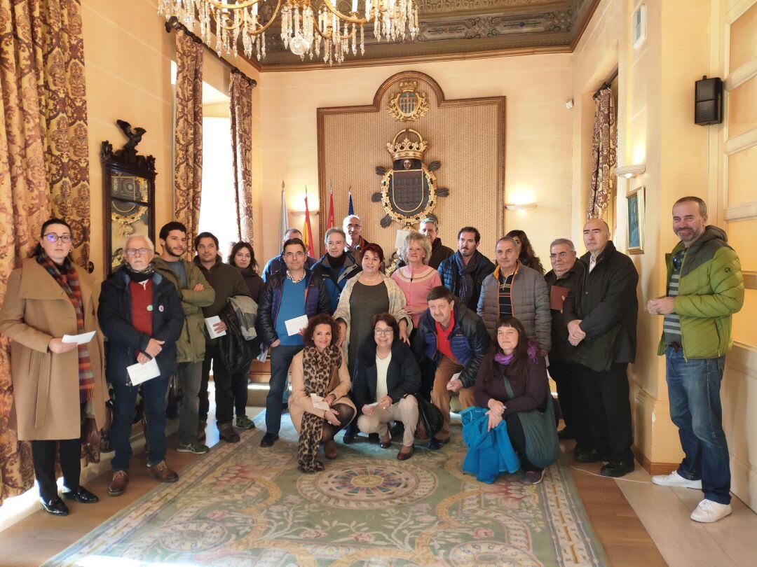 Foto de familia de los nuevos 26 adjudicatarios de los huertos de ocio en los valles del Clamores y del Eresma