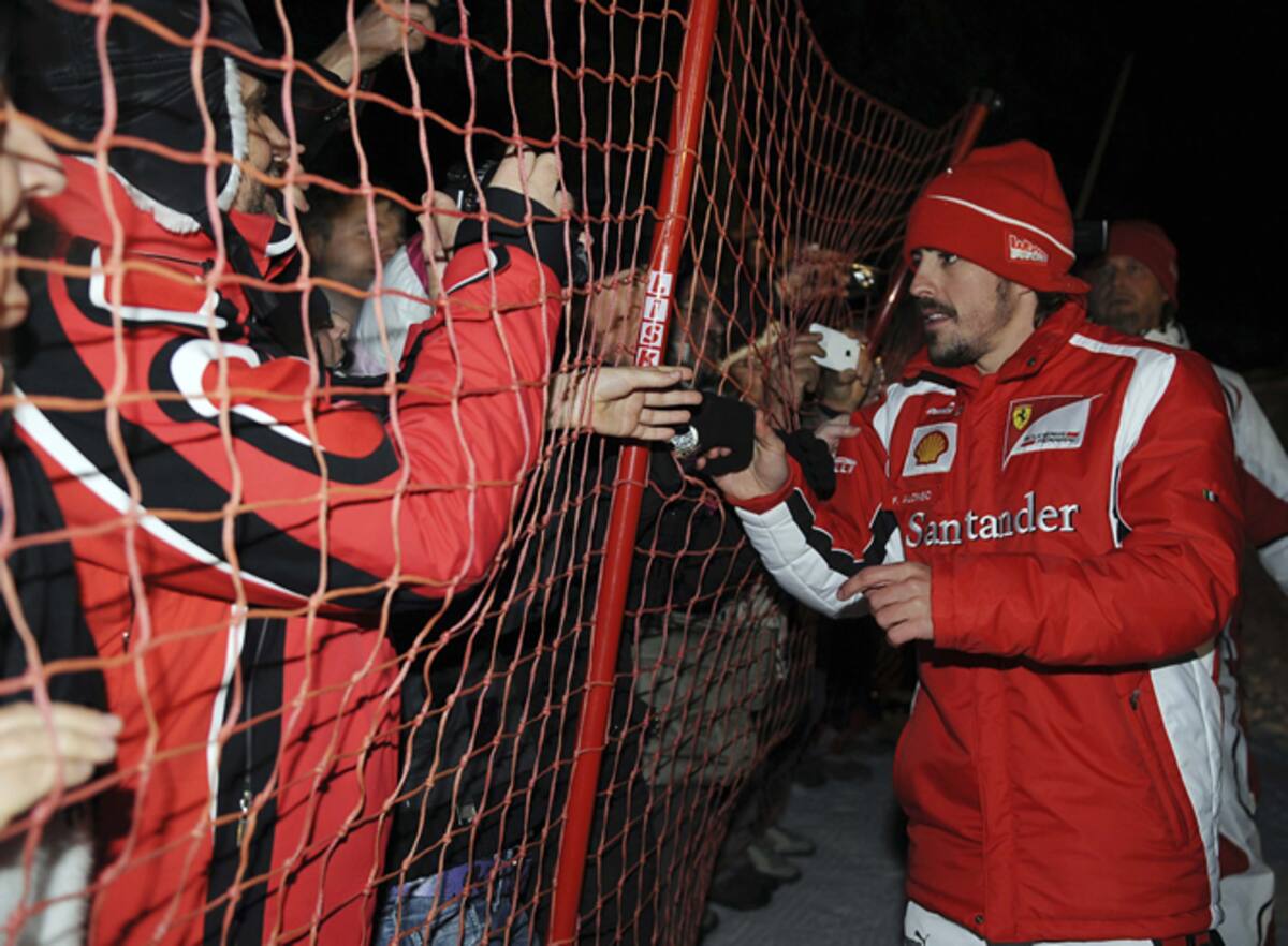 Alonso firma autógrafos a sus fans