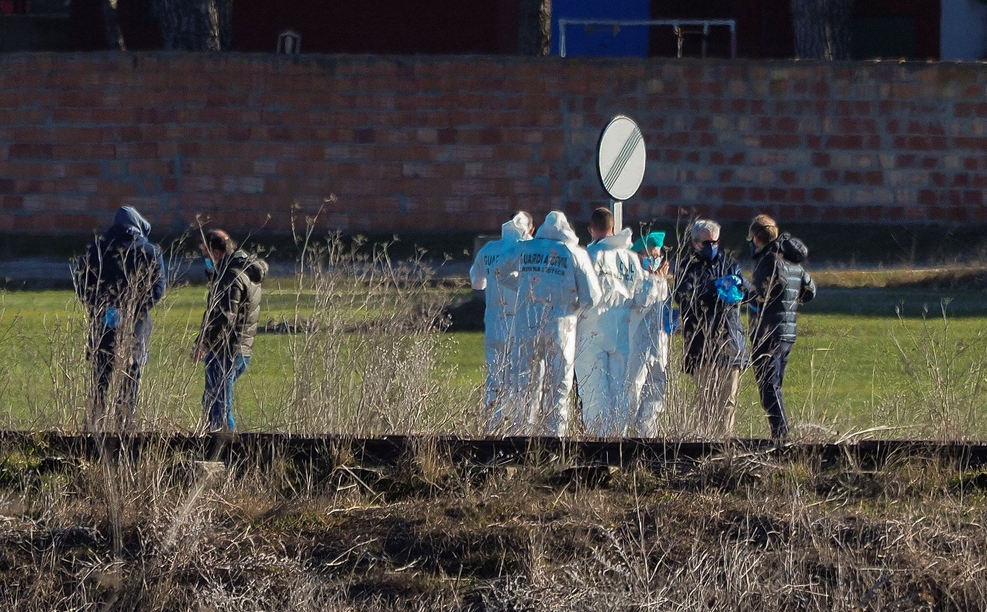 TRASPINEDO (VALLADOLID), 05/02/2022.- Efectivos de la policía científica de la Guardia Civil en el lugado donde ha sido hallado un cuerpo que podría corresponder a la joven Esther López, de 35 años, desaparecida hace veinticinco días en Traspinedo (Valladolid). EFE/R.GARCIA
