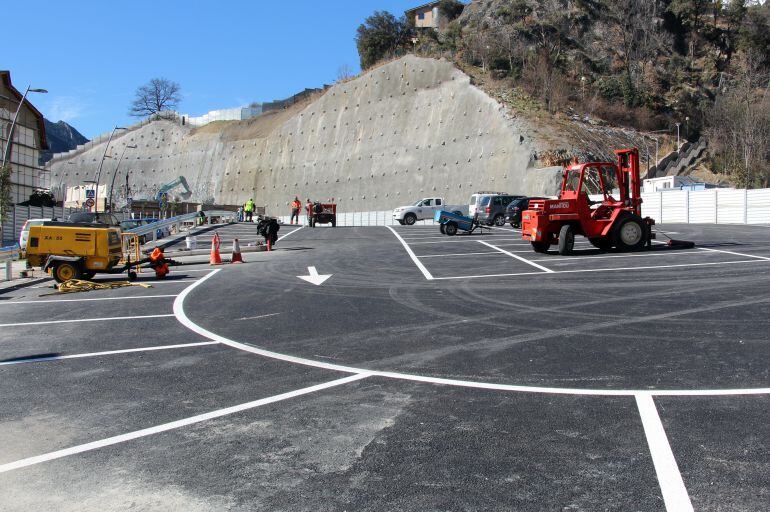 Operaris treballaven aquest matí per acabar l'aparcament del Falgueró
