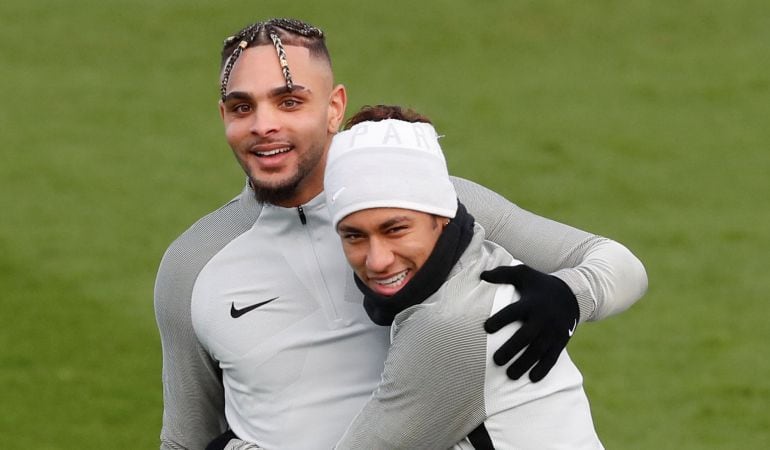 Layven Kurzawa, durante el entrenamiento del PSG con Neymar