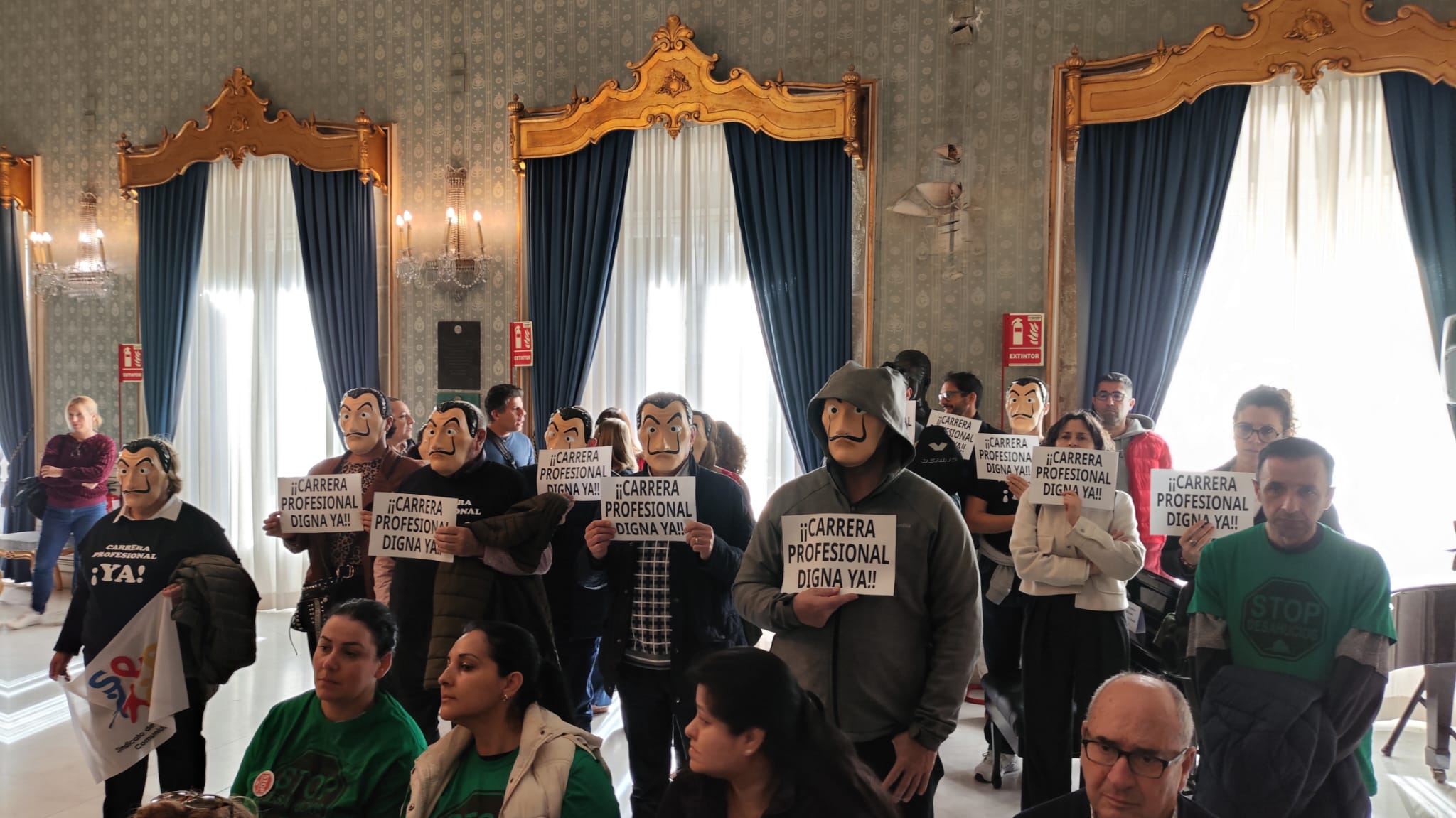 Los funcionarios continúan con sus protestas en el Pleno de Alicante por la insuficiente implantación de la carrera profesional