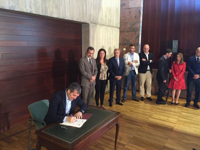 El presidente canario, Fernando Clavijo y los seis presidentes insulares durante el acto de la firma del documento.  