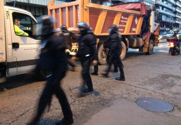 Mossos dispersan a jóvenes protestando contra las detenciones en Barcelona en 2014