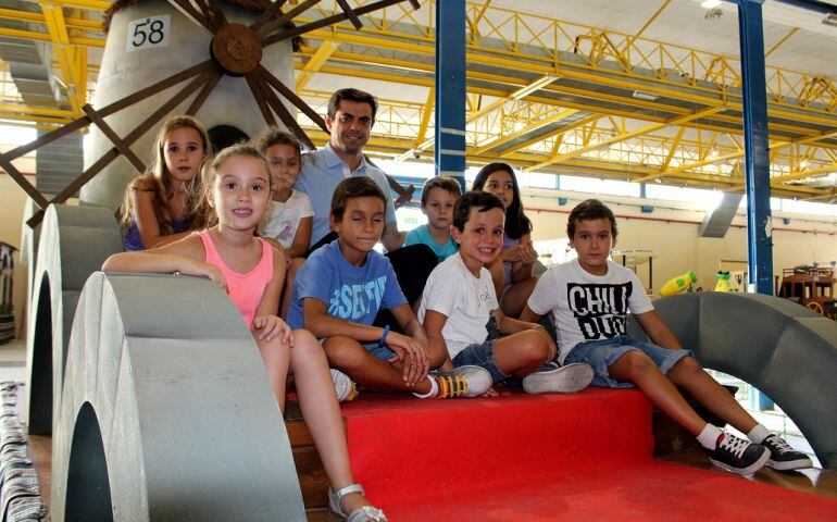 El alcalde ha visitado algunas de las carrozas que participarán en el desfile inaugural