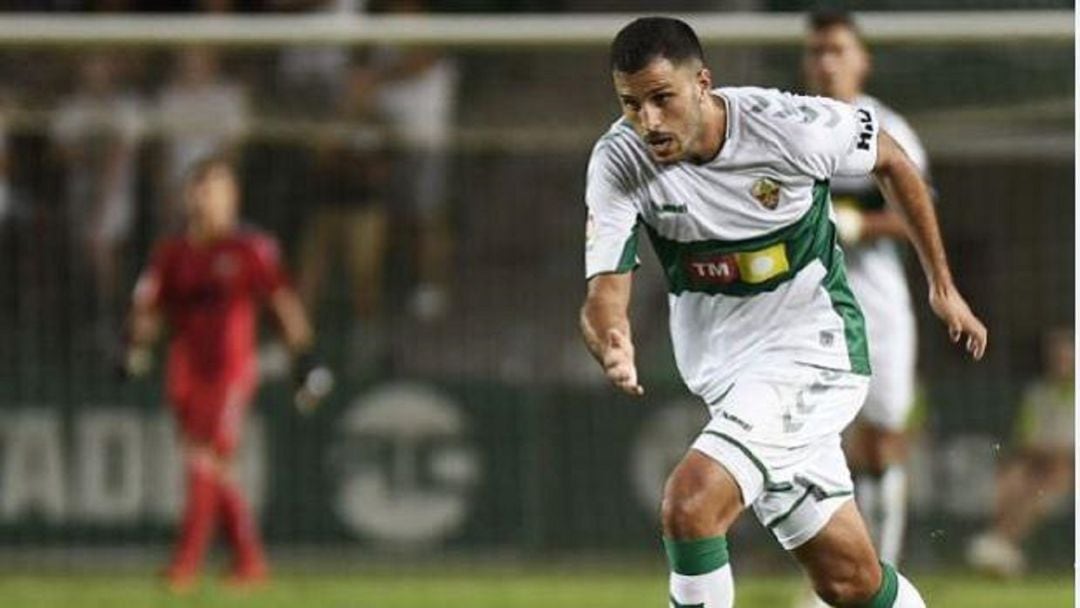 Qasmi en un partido militando en el Elche