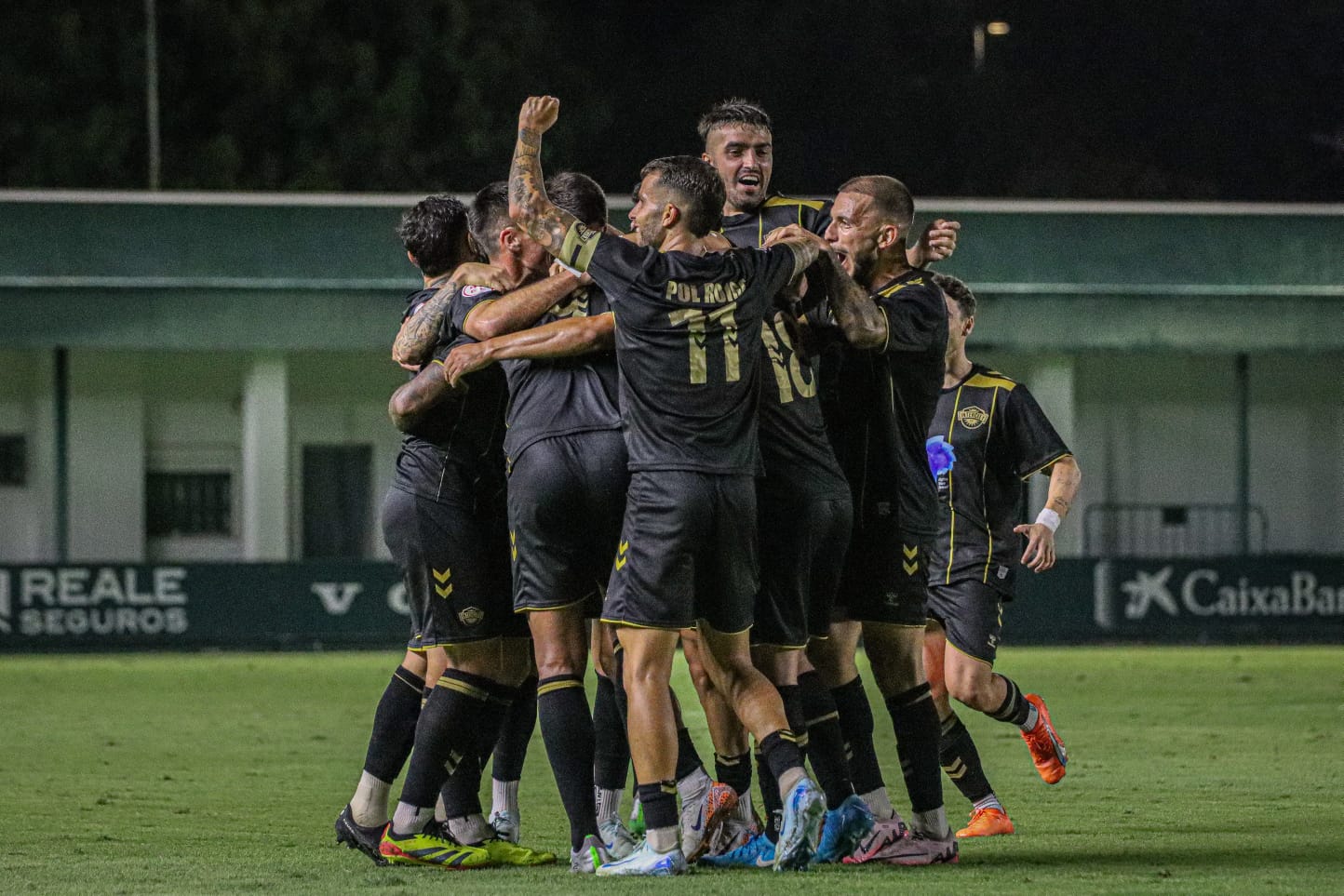 Los jugadores del Intercity celebran la victoria ante el Betis B