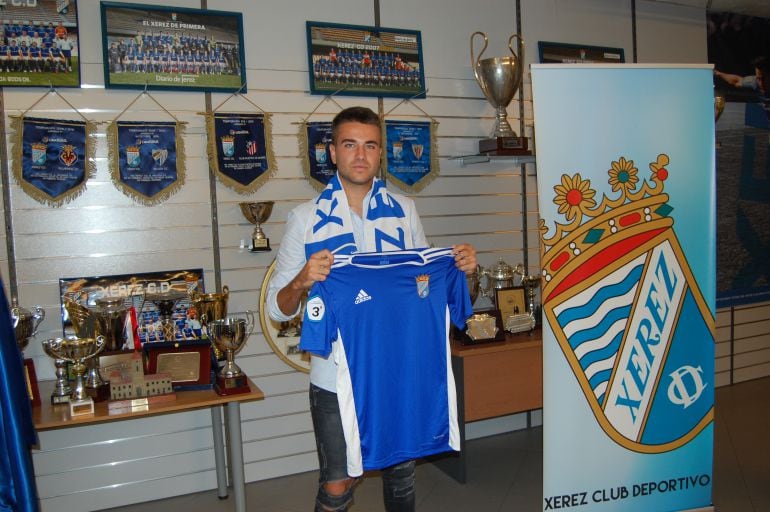 Juan Luna posando con la camiseta del Xerez CD 