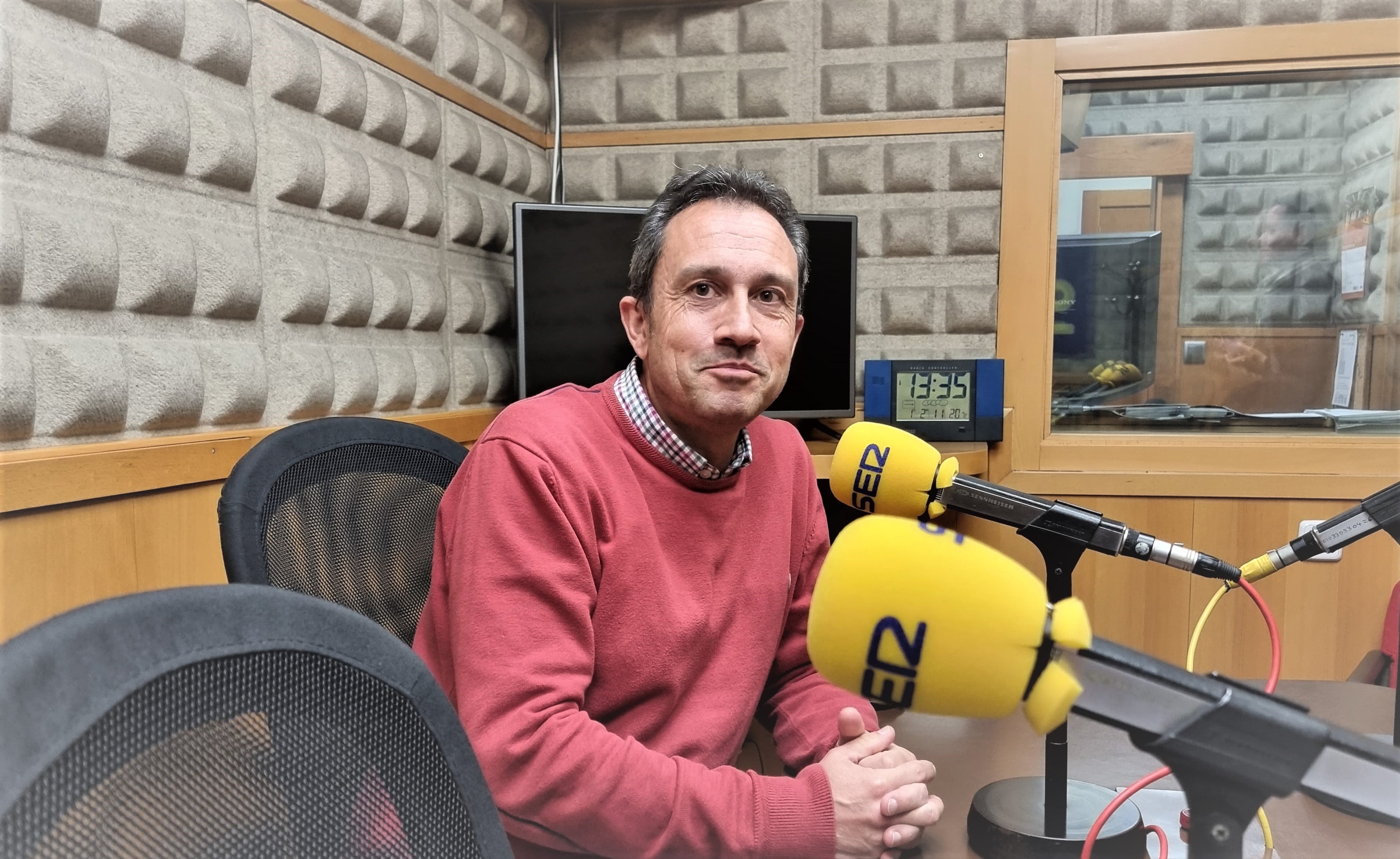 Ovidio Zapico en los estudios de Radio Asturias SER