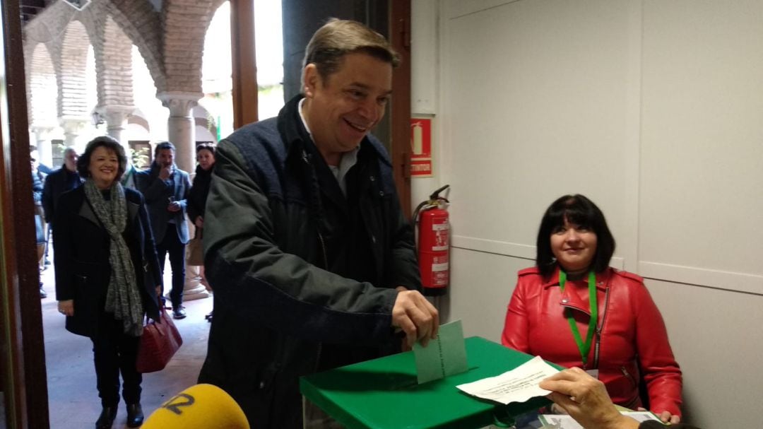 Luis Planas vota en Córdoba 