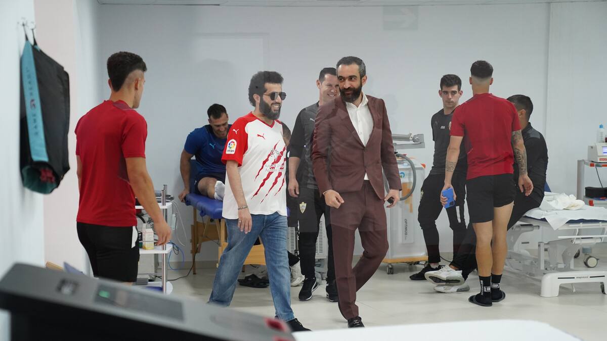 El presidente del Almería conoce el camino hacia el vestuario.