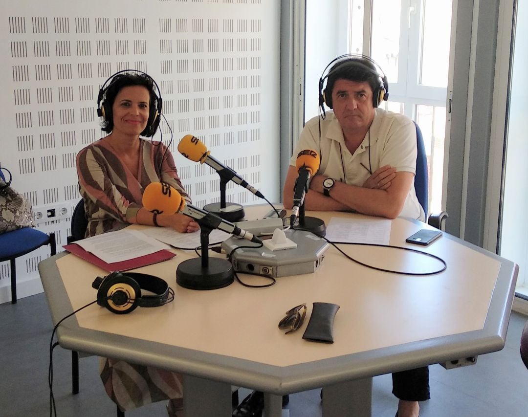 La decana del Colegio de Arquitectos de Huelva, Miriam Dabrio, e Ignacio Cartes, secretario, en Radio Huelva.