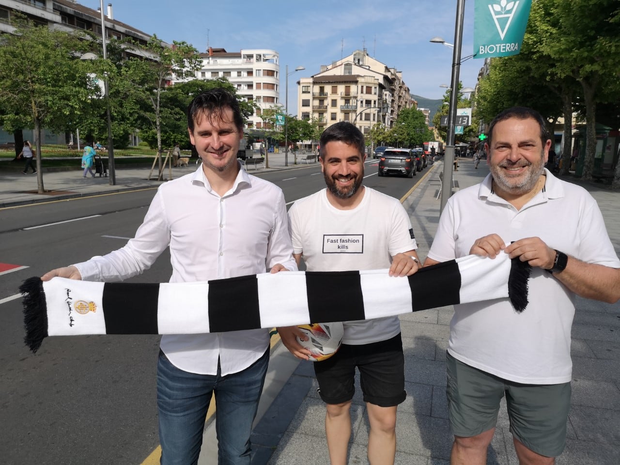 De izq. a der.: Igor Emery, presidente del Real Unión; Borja Olazabal, concejal de Deportes; y Luis Sánchez, responsable del fútbol base del club.