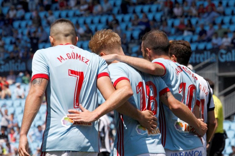 Daniel Wass celebra un gol con Aspas y Maxi Gómez