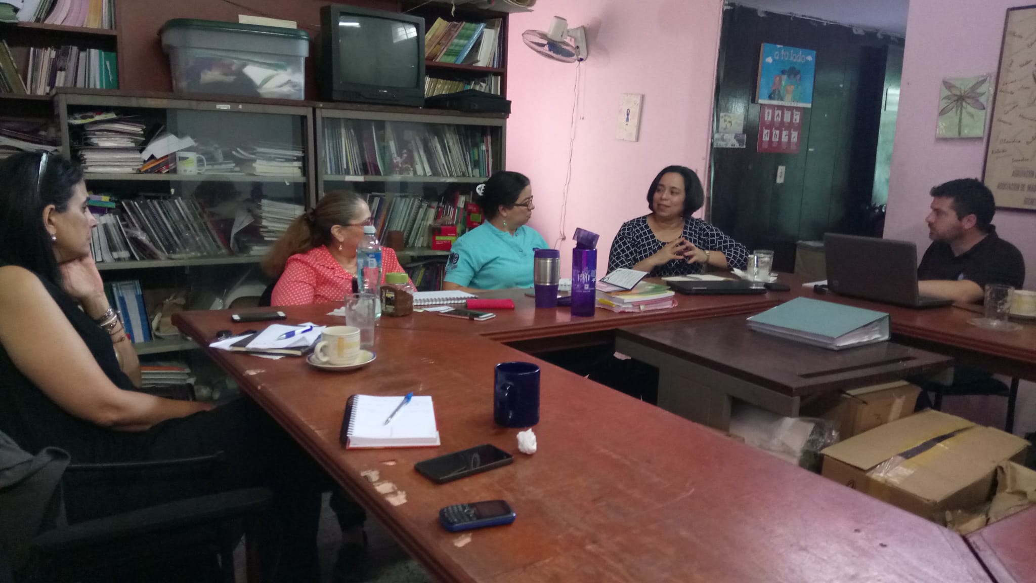 Nacho Baeza en las reuniones de coordinación para diseñar estrategias con ONGs del sur en Orsuma, El Salvador.