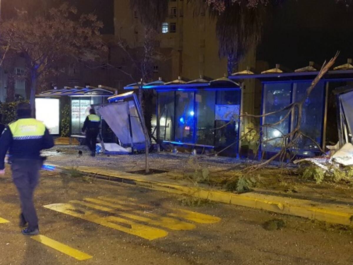 Un conductor ebrio destroza una parada de bus en Algeciras