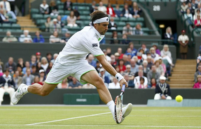 Ferrer devuelve una bola en Wimbledon