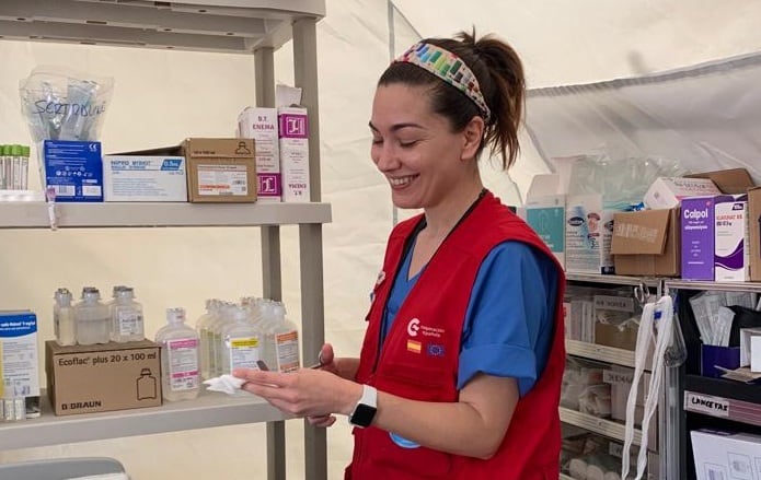 La enfermera pediátrica Magdalena Martínez durante su trabajo en el hospital de campaña