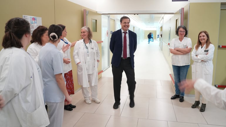 El Consejero de Salud del Gobierno Vasco, Alberto Martínez, rodeado de profesionales sanitarias en el Hospital de Eibar / Foto: Irekia