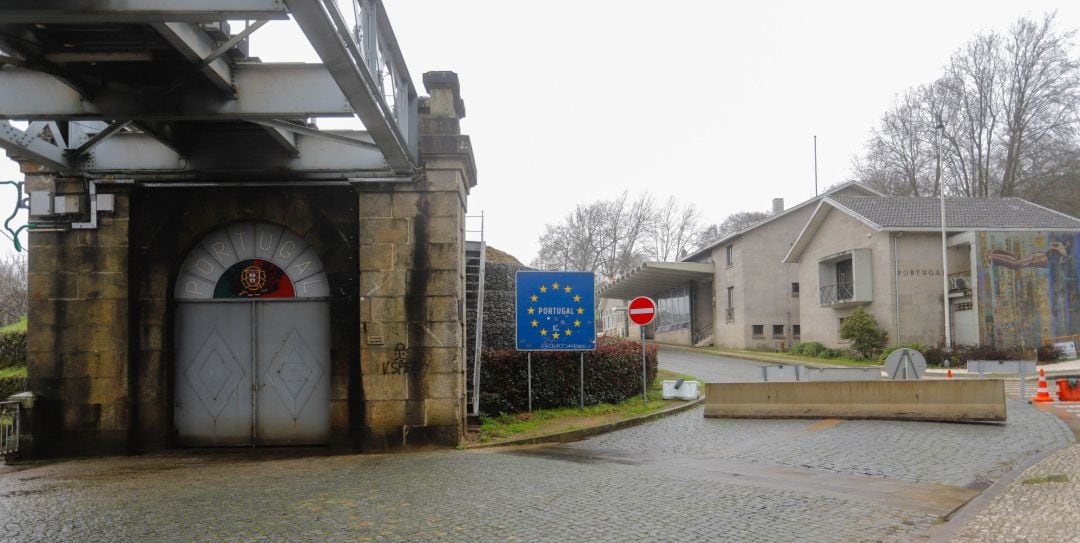 Archivo - Entrada a Portugal por la frontera del Puente Internacional Tui-Valença.