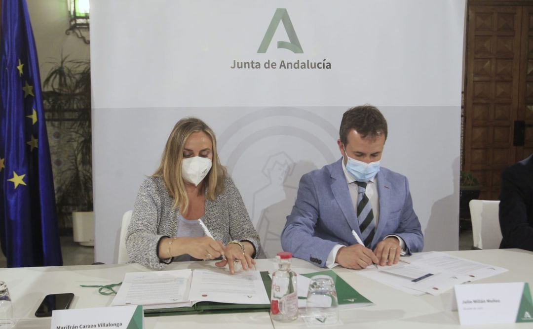 La consejera andaluza, Marifrán Carazo, junto al alcalde de Jaén, Julio Millán, firman el nuevo convenio para la puesta en marcha del tranvía