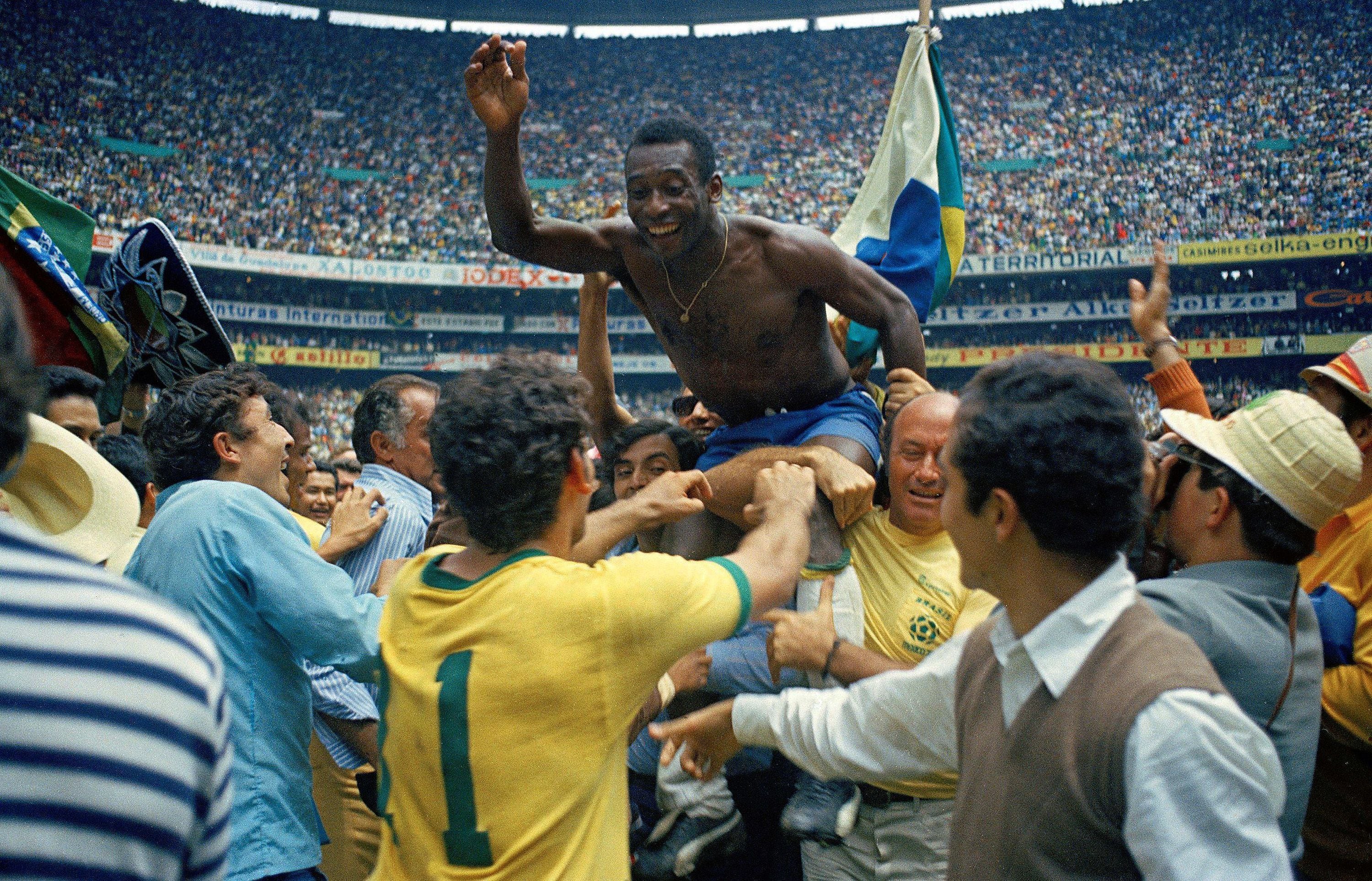 Pelé celebra la victoria de Brasil en el Mundial de 1970.