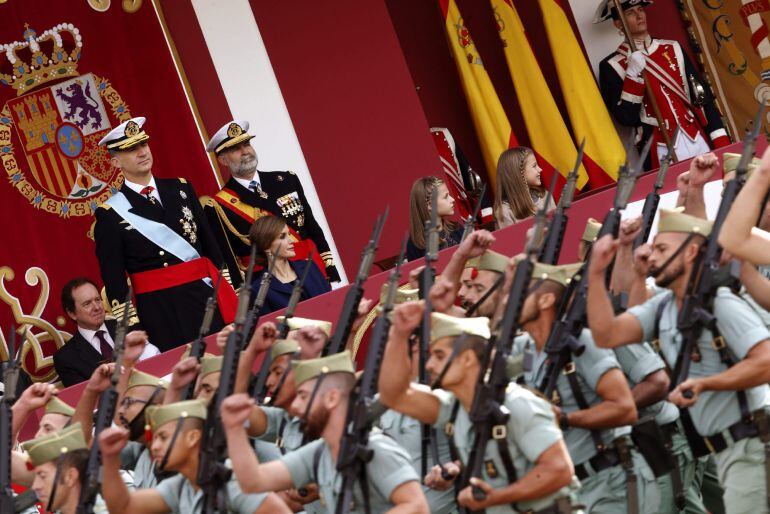 Los Reyes, acompañados de sus hijas, presiden en Madrid el desfile del Día de la Fiesta Nacional que cuenta con la participación de unos 3.400 militares y guardias civiles -400 más que el año pasado-, 48 vehículos y 53 aeronaves.