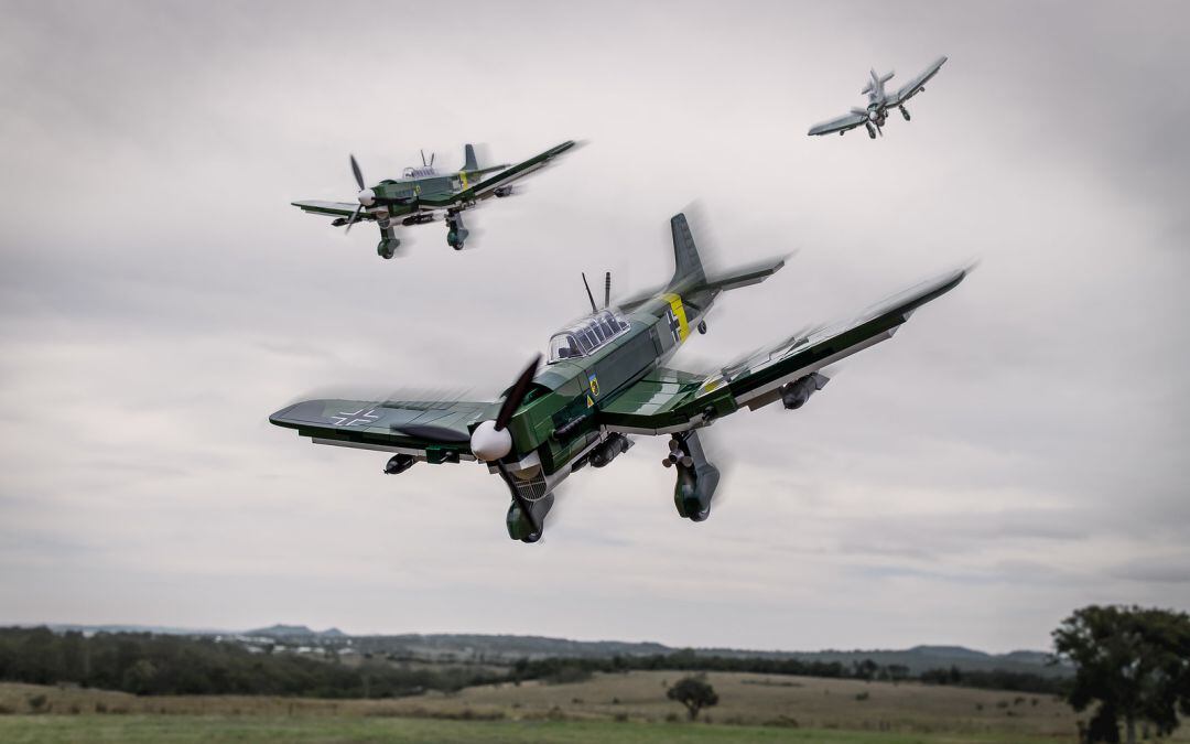 Varios aviones Stukas sobrevuelan un campo