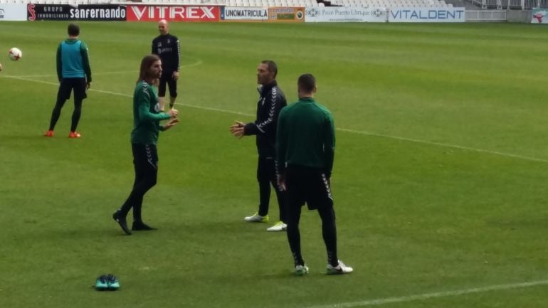 Gonzalo y Regalón formarán la pareja de centrales del Racing en Barakaldo.