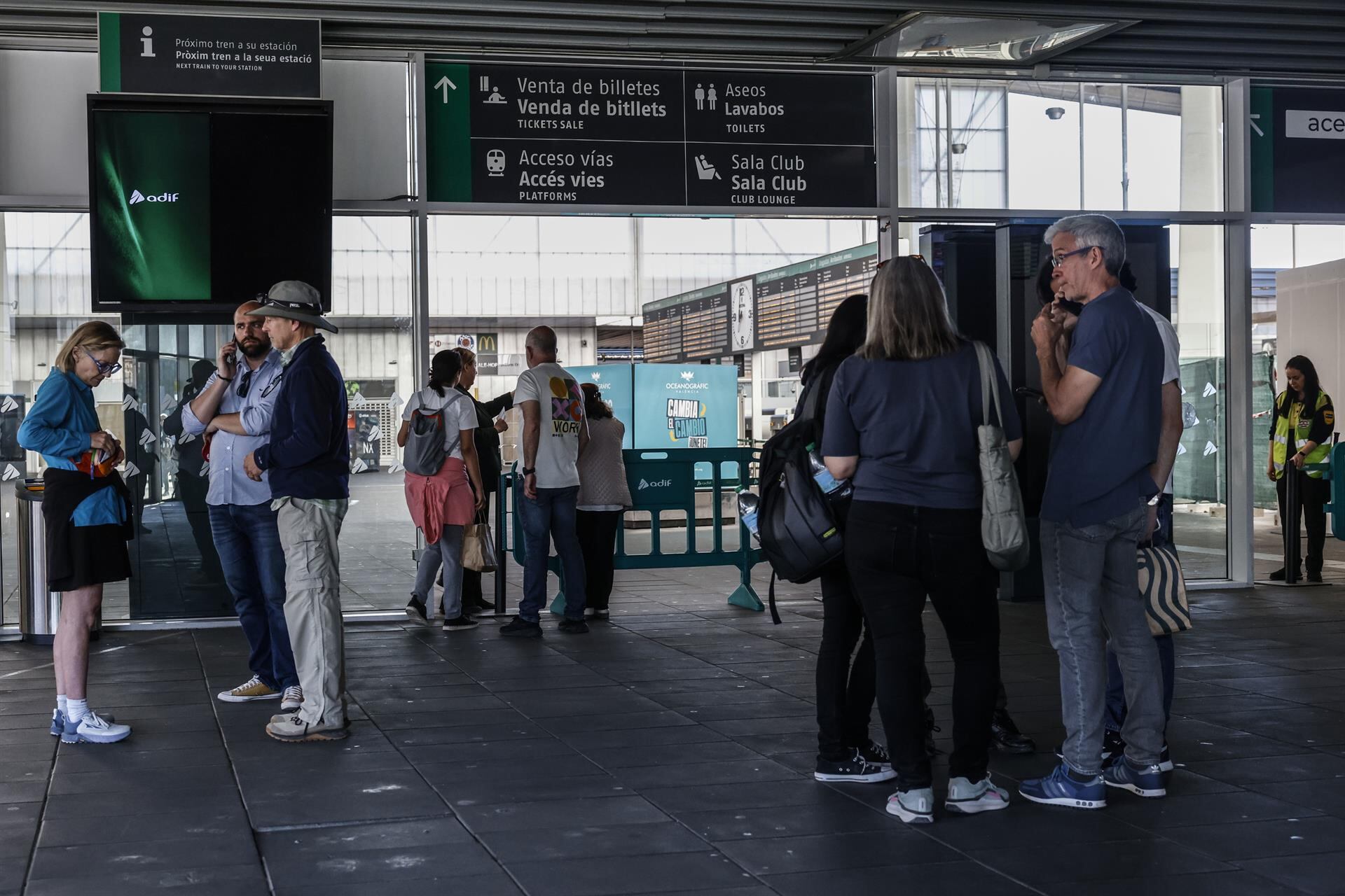 Personas en una estación de València durante el apagón el lunes 28 de abril