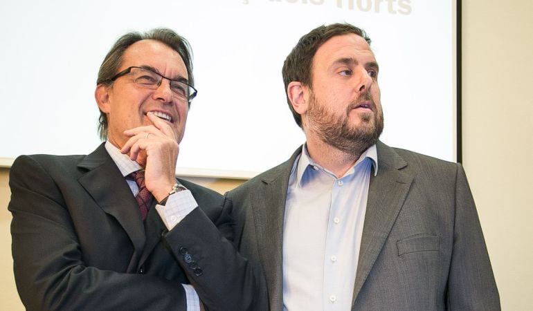 Encuentro en la sala de plenos del ayuntamiento entre Artur Mas, presidente de la Generalitat y Oriol Junqueras, alcalde de Sant Vicenç dels Horts durante una visita a la empresa iVascular.