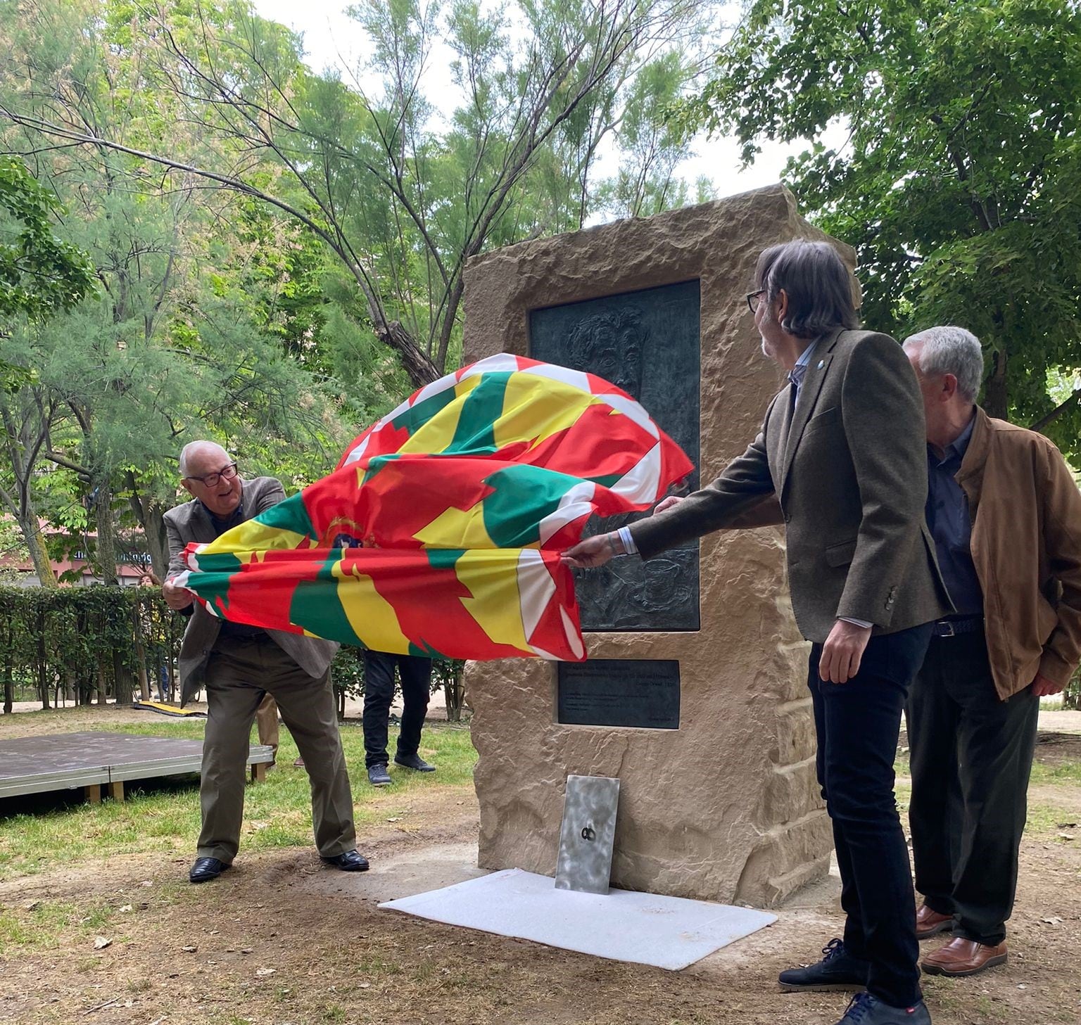 Momento de la inauguración de la estatua Orwell toma café en Huesca