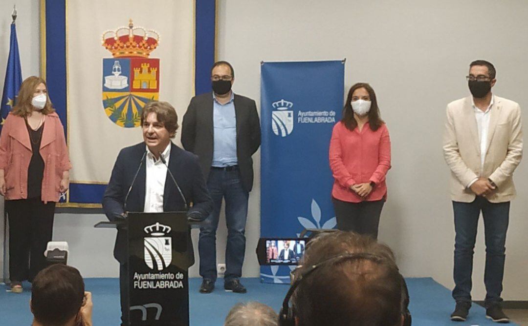 Javier Ayala (c) durante su intervención en tras la reunión de los alcaldes socialistas del Sur de la Comunidad para afrontar la crisis del coronavirus. Segunda por la izquierda, la alcaldesa de Getafe, Sara Hernández. 
 