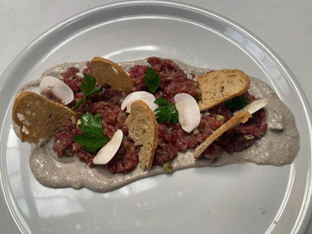 Steak tartar con crema de trufa