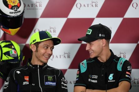 Valentino Rossi y Fabio Quartararo durante la rueda de prensa en Qatar