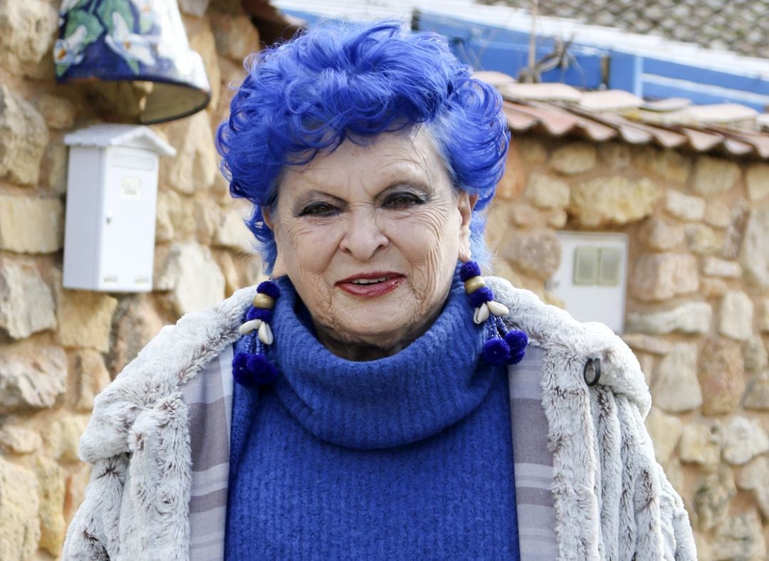 Lucía Bosé frente a su &#039;Casa Azul&#039; en Brieva, Segovia.