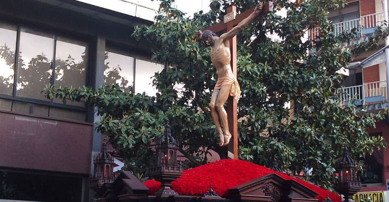 Cristo de la Buena Muerte a su paso por la plaza de la Constitución.