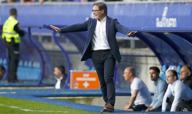 Juan Antonio Anquela da órdenes a sus jugadores durante un partido en el Carlos Tartiere.