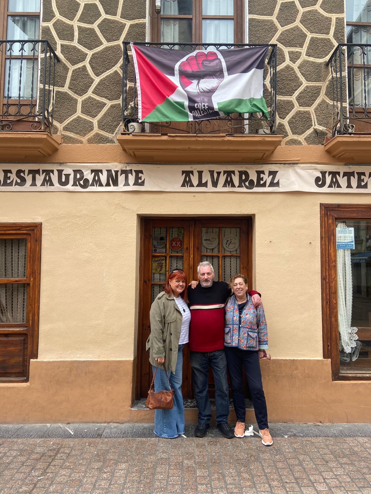 Maite Gorrotxategi y Mireia Alonso posan junto a Tito, del Restaurante Álvarez, de Deba