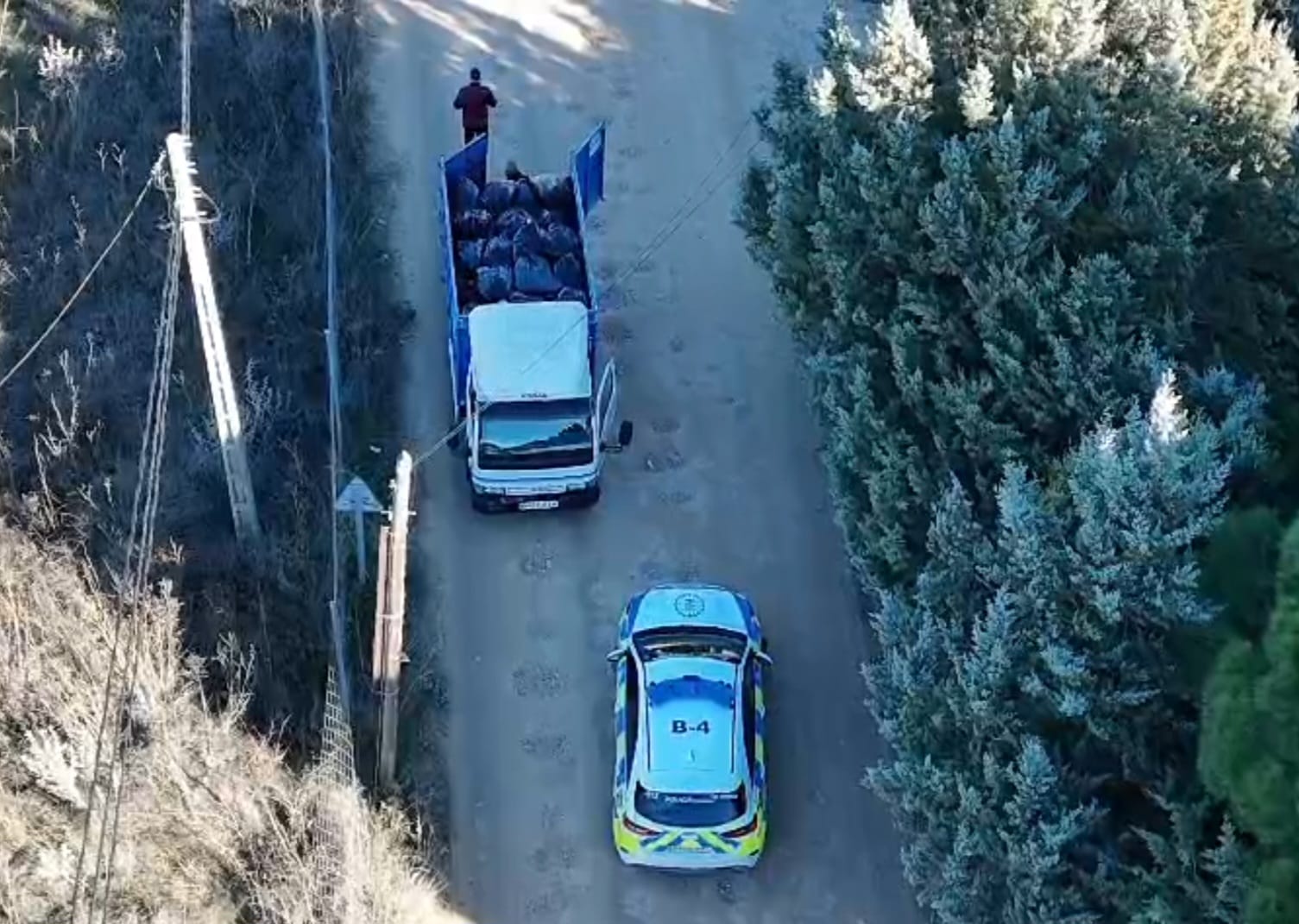 Momento en el que la persona es detenida con el camión lleno de residuos textiles